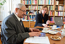 Dr. Tharwat Kades im Gespräch mit Schw. Carstens, die in der Kirchenleitung auch für die Losungen zuständig ist